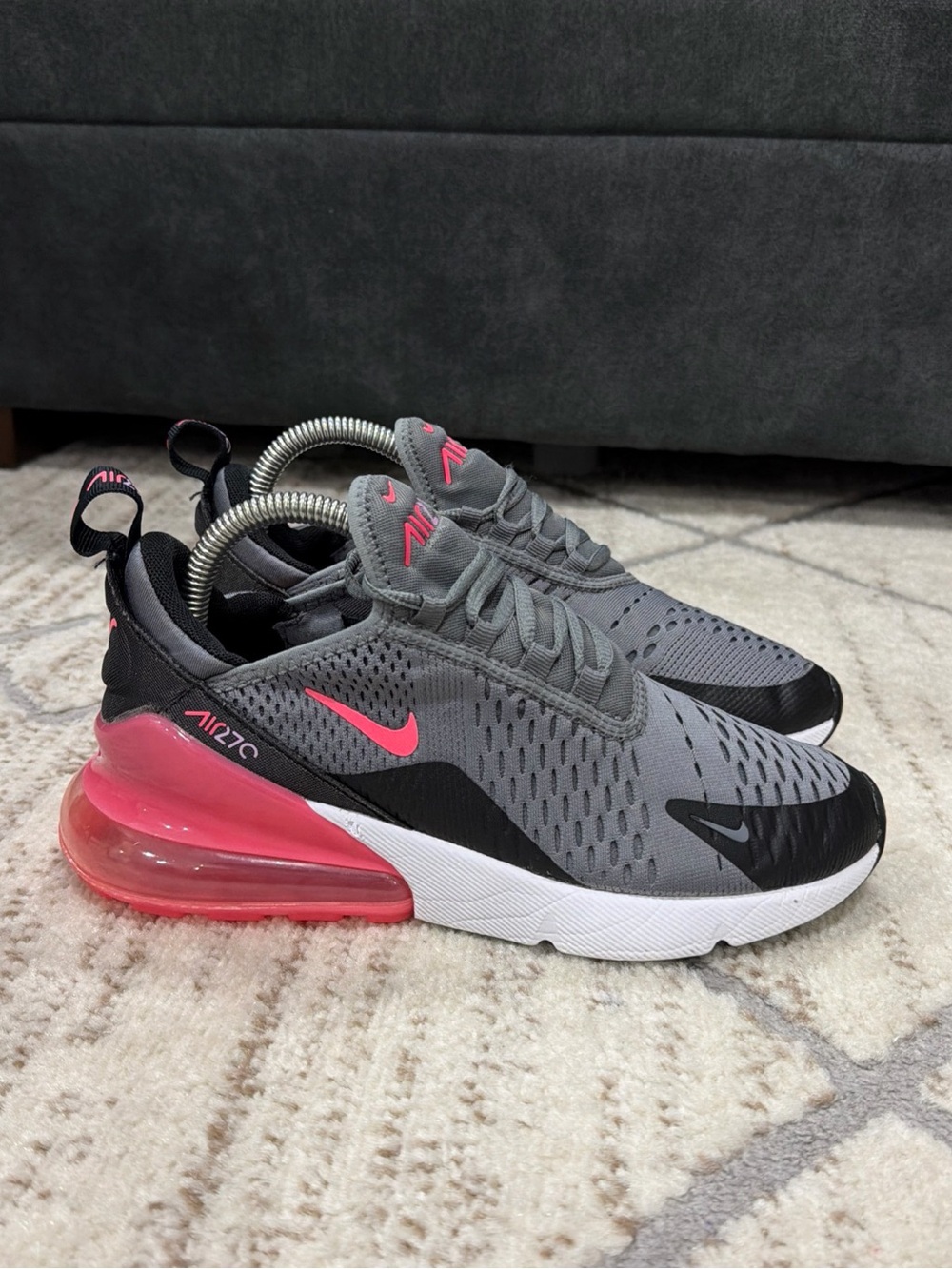 Nike Air Max 270 Smoke Grey Hyper Pink Sneakers (GS) 6Y / Women’s 7.5 943345-031